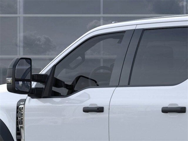 2026 Ford Super Duty F-550 DRW XLT 4WD Crew Cab 203 WB 84 CA